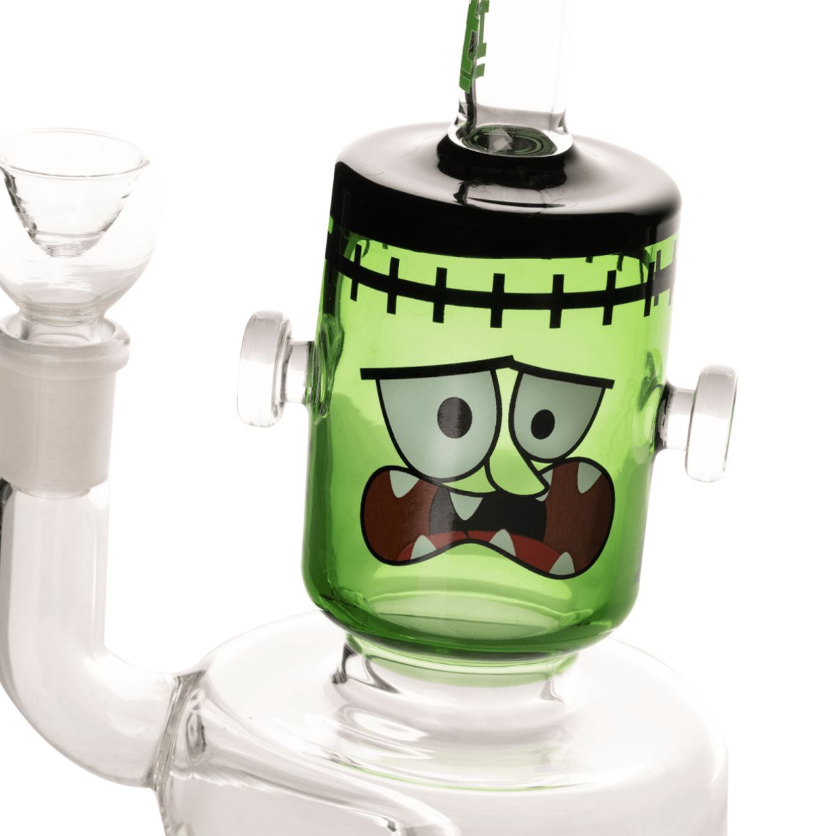 Gros plan du bang en verre Hemper Dankenstein avec percolateur vert et visage de monstre Frankenstein – Holy Mary