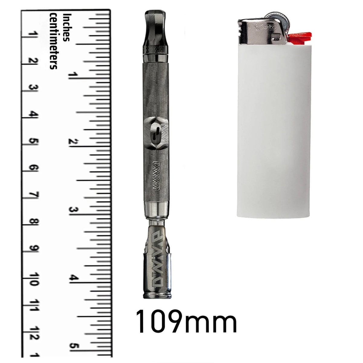 DynaVap M7 XL de 109 mm comparé à un briquet avec règle graduée pour visualiser sa taille – Holy Mary