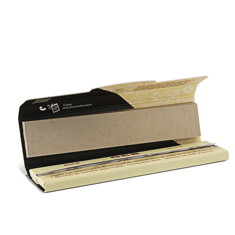 Vue du carnet OCB Slim Rice + Tips ouvert : filtres carton intégrés, papier non blanchi et mentions des fibres de riz et de la gomme d’acacia.