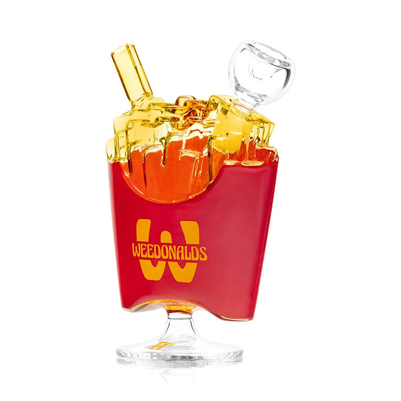 Vue de trois quarts du bang HEMPER Weedonald’s French Fry, avec frites en verre jaune et logo sur le cornet rouge
