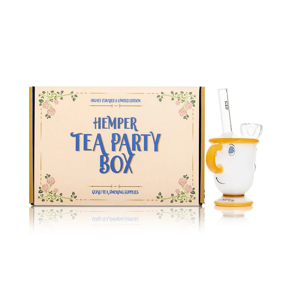 Bong HEMPER Tea Cup original en forme de tasse souriante présentée avec son packaging – Holy Mary