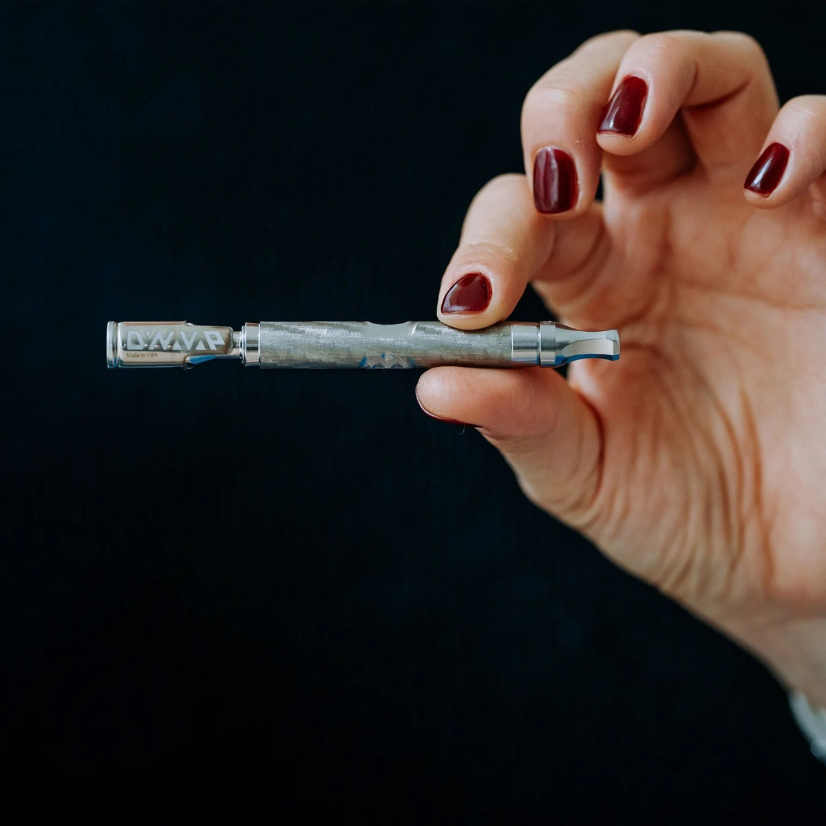 DynaVap M7 XL tenu entre les doigts, vaporisateur portable sans batterie au format compact – Holy Mary