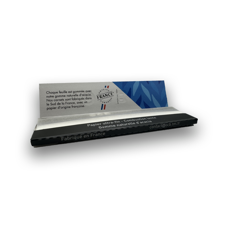 Carnet OCB Slim Premium ouvert montrant le papier ultra-fin et les mentions de fabrication française