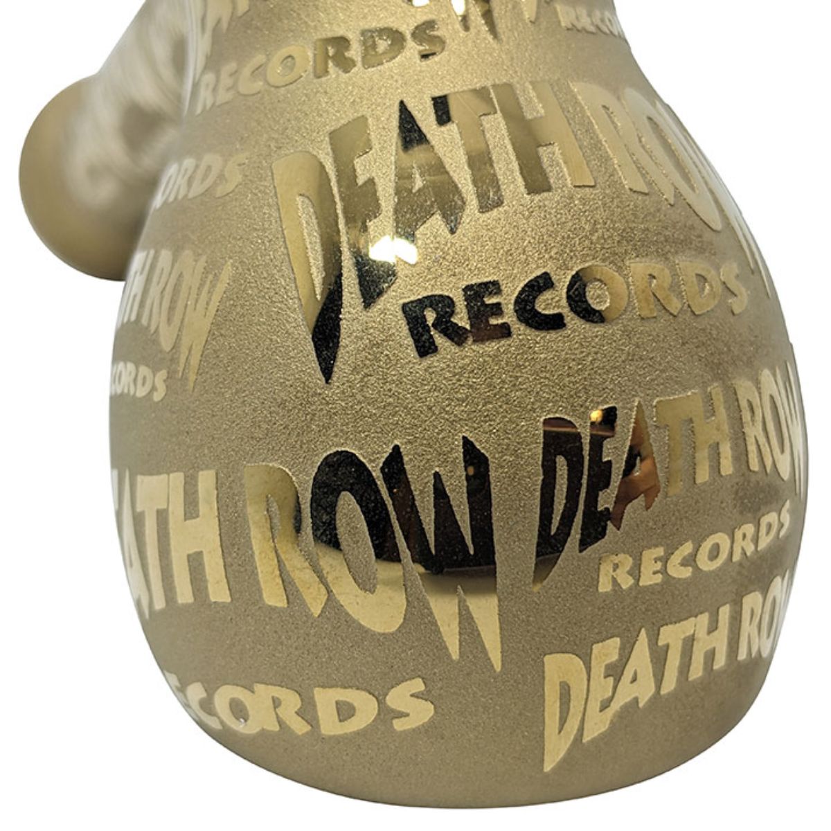 Gros plan sur les inscriptions Death Row Records et la finition métallique dorée de la pipe à herbe – Holy Mary