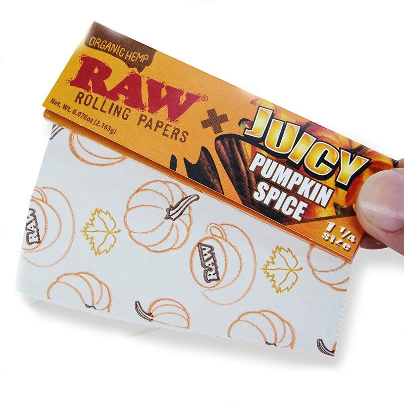 Feuilles à rouler RAW x Juicy Pumpkin Spice 1 1/4 en chanvre biologique, papier aromatisé avec motifs citrouille – Holy Mary